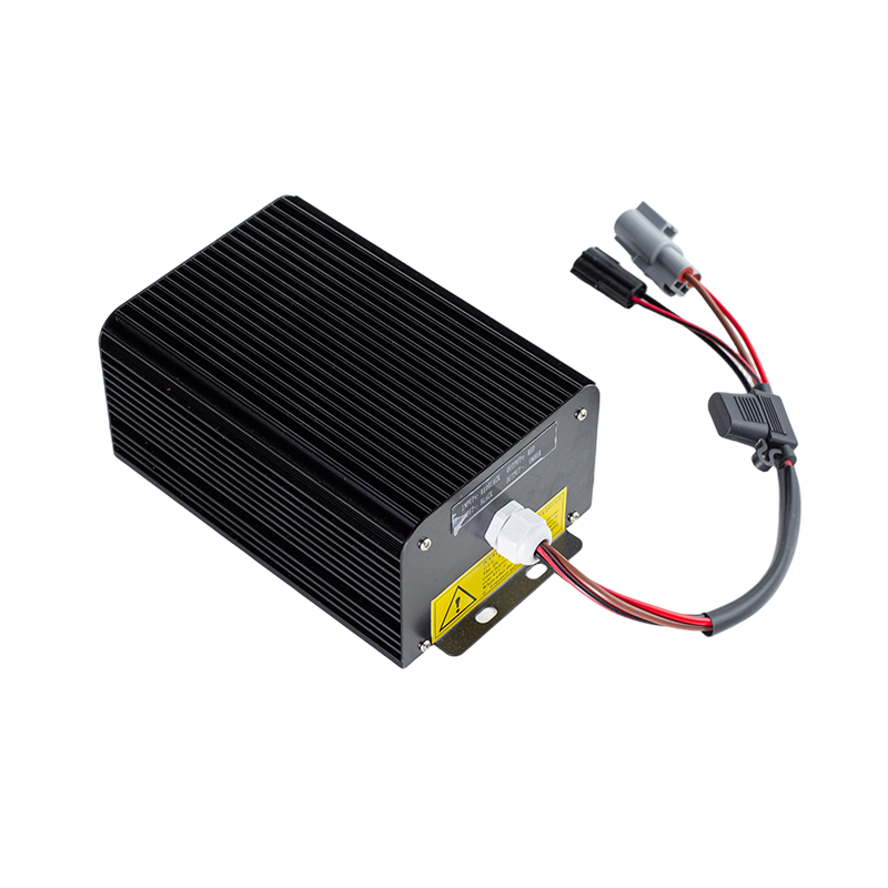 Modulo step down di tensione DC-DC per veicoli con carrello elevatore a ingresso ampio DC80V resistente all'olio antipolvere IP65 ad alta efficienza