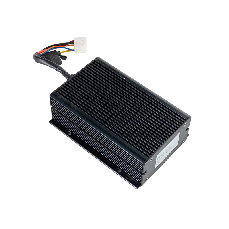 Modulo step down di tensione DC-DC per veicoli con carrello elevatore a ingresso ampio DC48V resistente all'olio antipolvere IP65 ad alta efficienza
