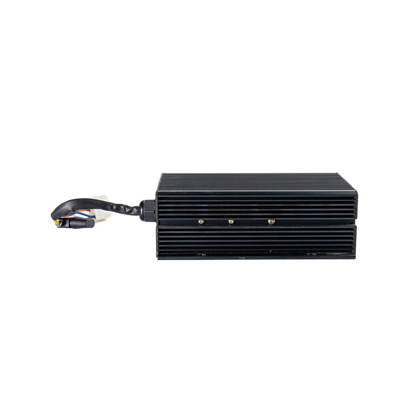 Modulo step down di tensione DC-DC per veicoli con carrello elevatore a ingresso ampio DC48V resistente all'olio antipolvere IP65 ad alta efficienza
