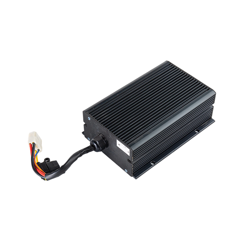Modulo step down di tensione DC-DC per veicoli con carrello elevatore a ingresso ampio DC48V resistente all'olio antipolvere IP65 ad alta efficienza