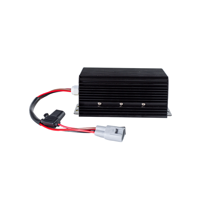 Modulo step down di tensione DC-DC per veicoli con carrello elevatore a ingresso ampio DC80V resistente all'olio antipolvere IP65 ad alta efficienza