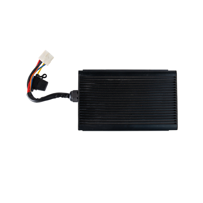Modulo step down di tensione DC-DC per veicoli con carrello elevatore a ingresso ampio DC48V resistente all'olio antipolvere IP65 ad alta efficienza
