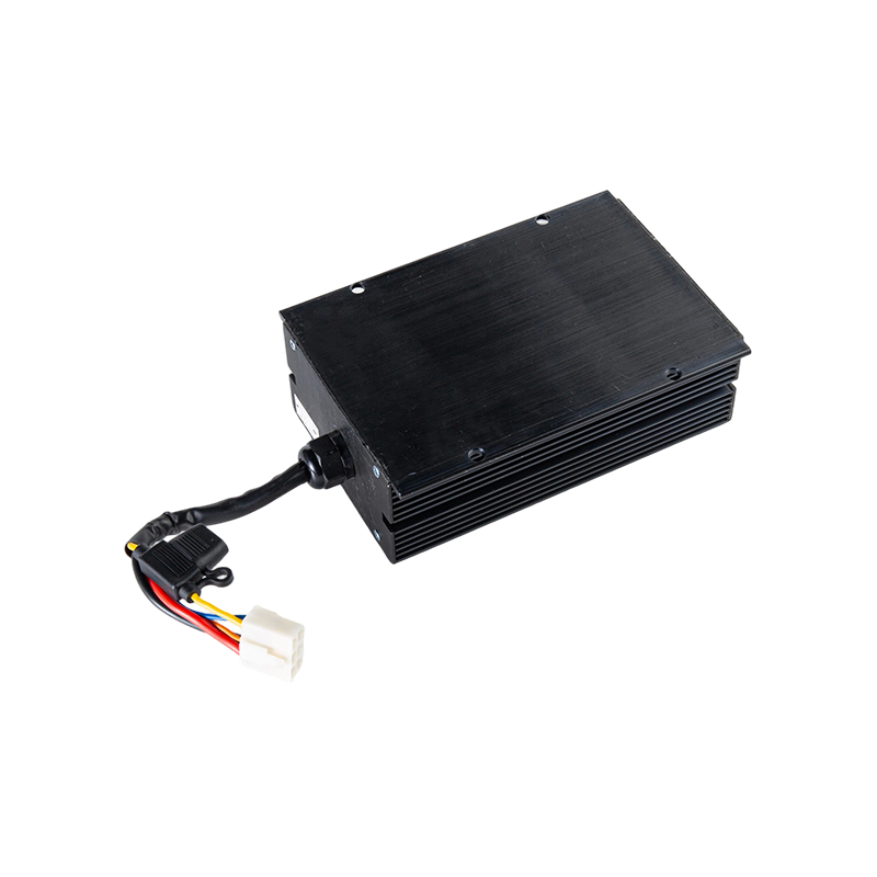 Modulo step down di tensione DC-DC per veicoli con carrello elevatore a ingresso ampio DC48V resistente all'olio antipolvere IP65 ad alta efficienza